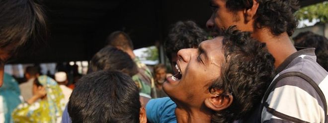 Verzweifelte Angehörige nach dem Gebäudeeinsturz in Bangladesch vor sechs Jahren.