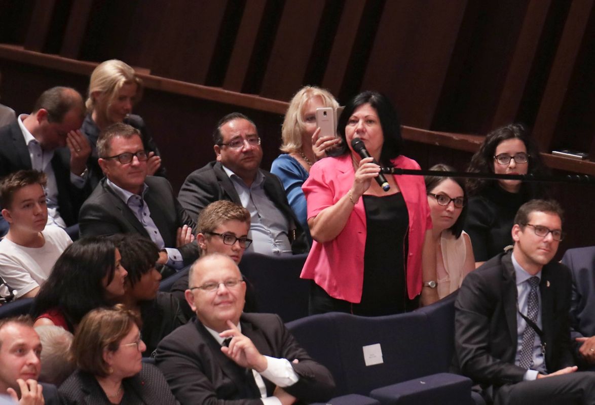 Uma das últimas perguntas vindas da assistência durante o diálogo com os cidadãos. 