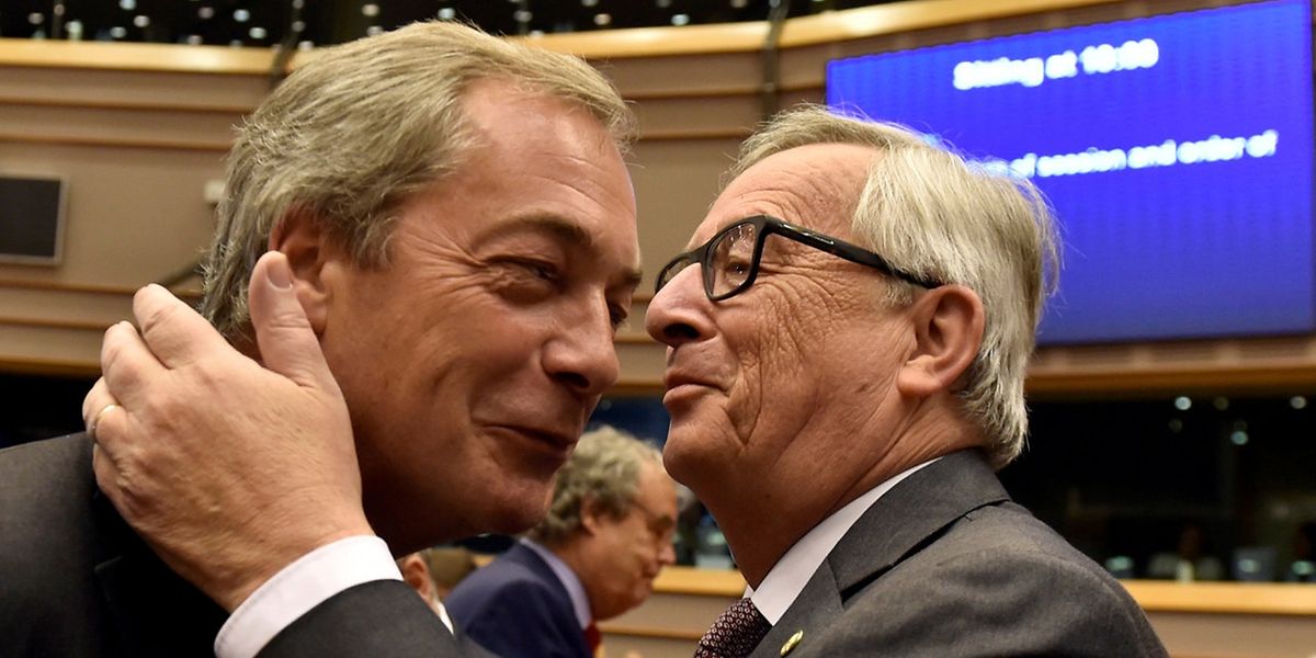 Jean-Claude Juncker pousse-t-il l'ironie jusqu'à embrasser Nigel Farage?
