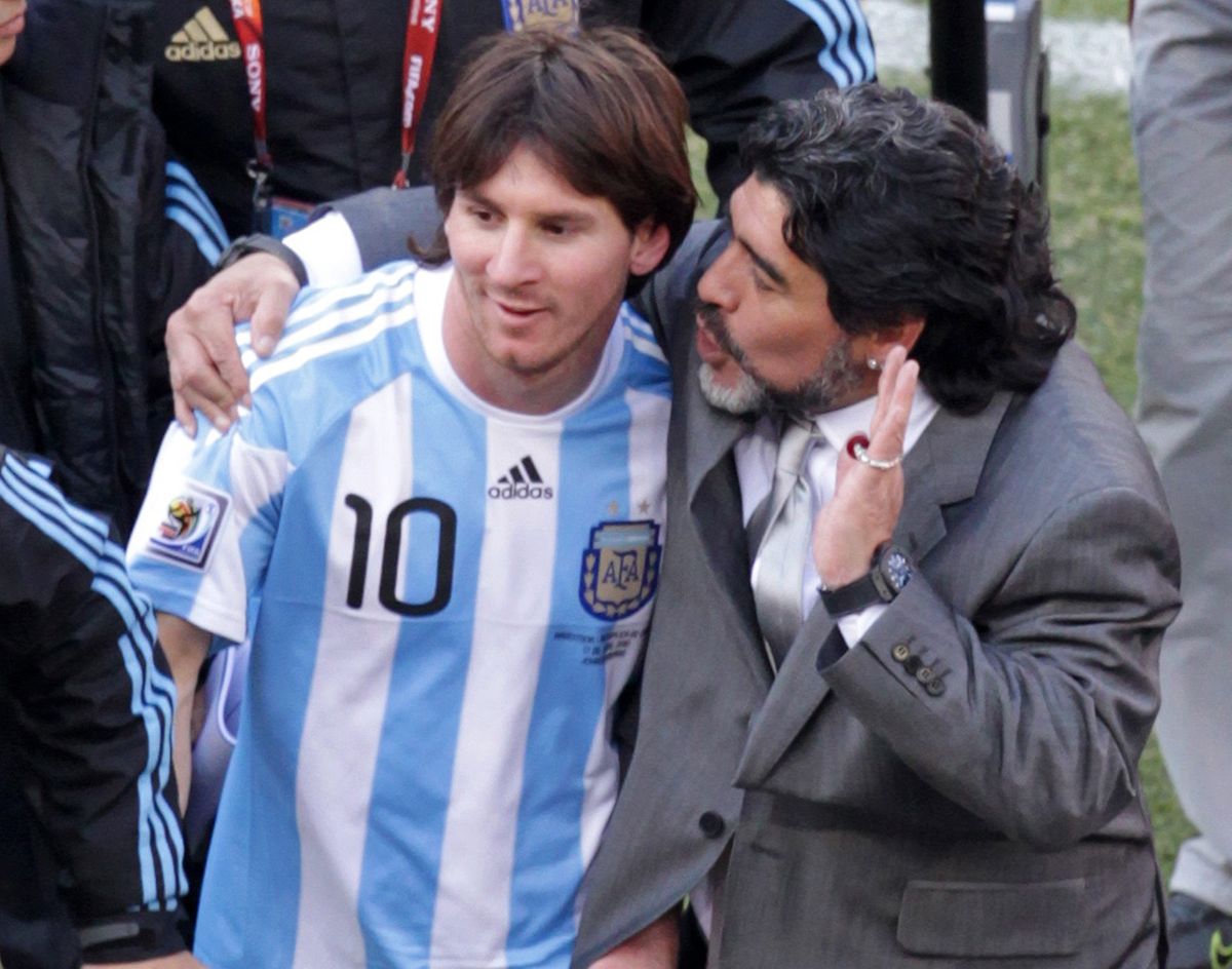 Diego Maradona und Lionel Messi bei der WM 2010 in Südafrika. 