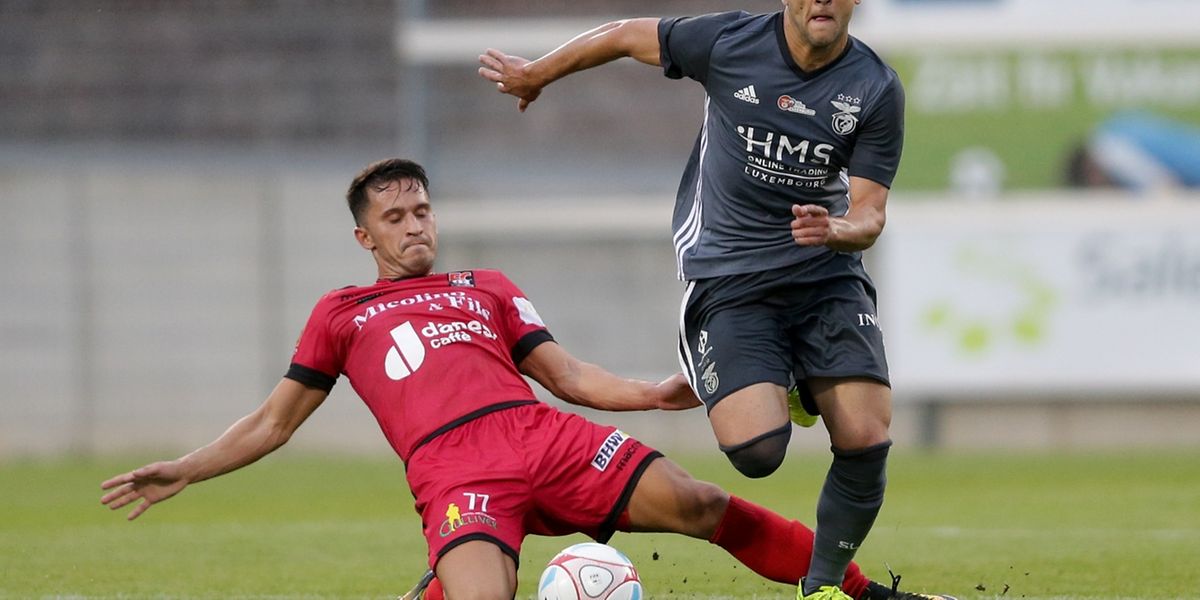 Rafael Monteiro Machado (RM Hamm Benfica #7) im Zweikampf mit Goncalo Almeida (FC Differdingen 03 #77)/ Fussball BGL Ligue Luxemburg, 3. Spieltag, Saison 2017-2018/ 18.08.2017 /FC Differdingen 03 - RM Hamm Benfica / Stade de la Ville de Differdange, Oberkorn - Parc des Sports /Foto: Ben Majerus