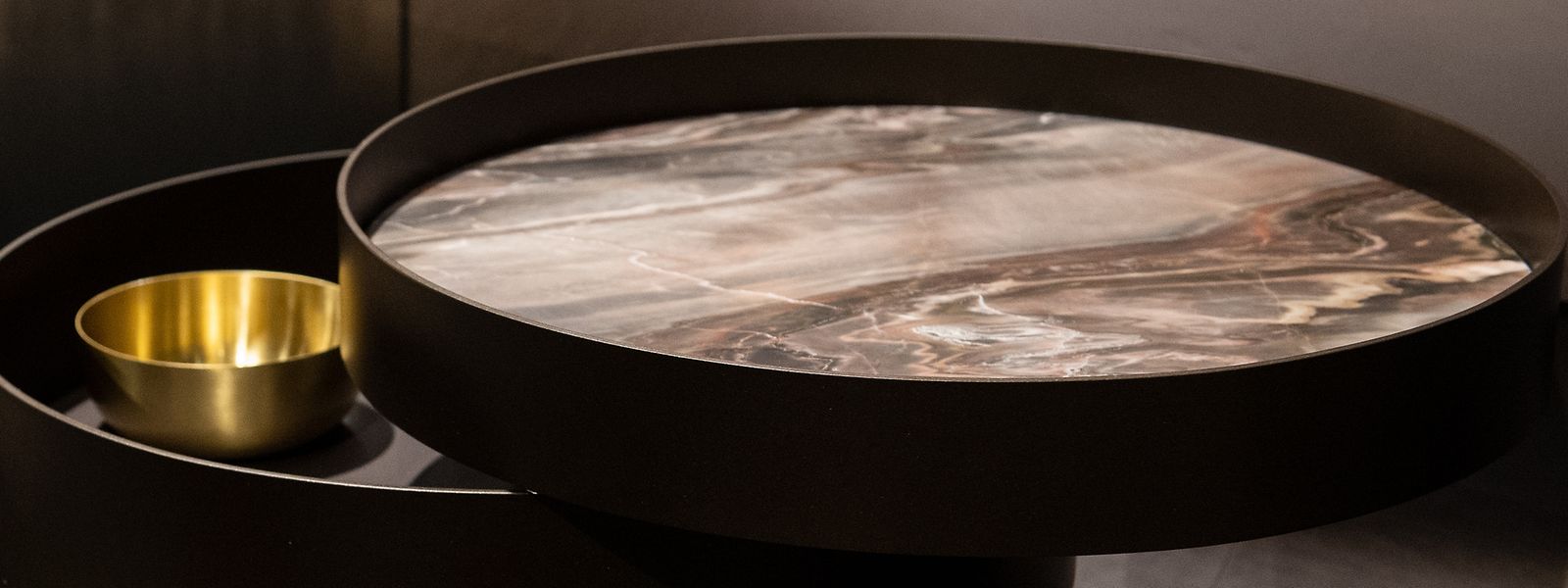 Der Nachttisch von Draenert hat eine zur Seite drehbare Platte mit einem versteckten Ablagefach. 
