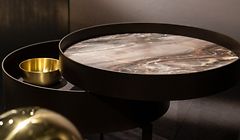 Zum Themendienst-Bericht von Simone Andrea Mayer vom 16. Januar 2019: Der Nachttisch von Draenert hat eine zur Seite drehbare Platte mit einem versteckten Ablagefach. Foto: Franziska Gabbert/dpa-tmn - Honorarfrei nur für Bezieher des dpa-Themendienstes +++ dpa-Themendienst +++