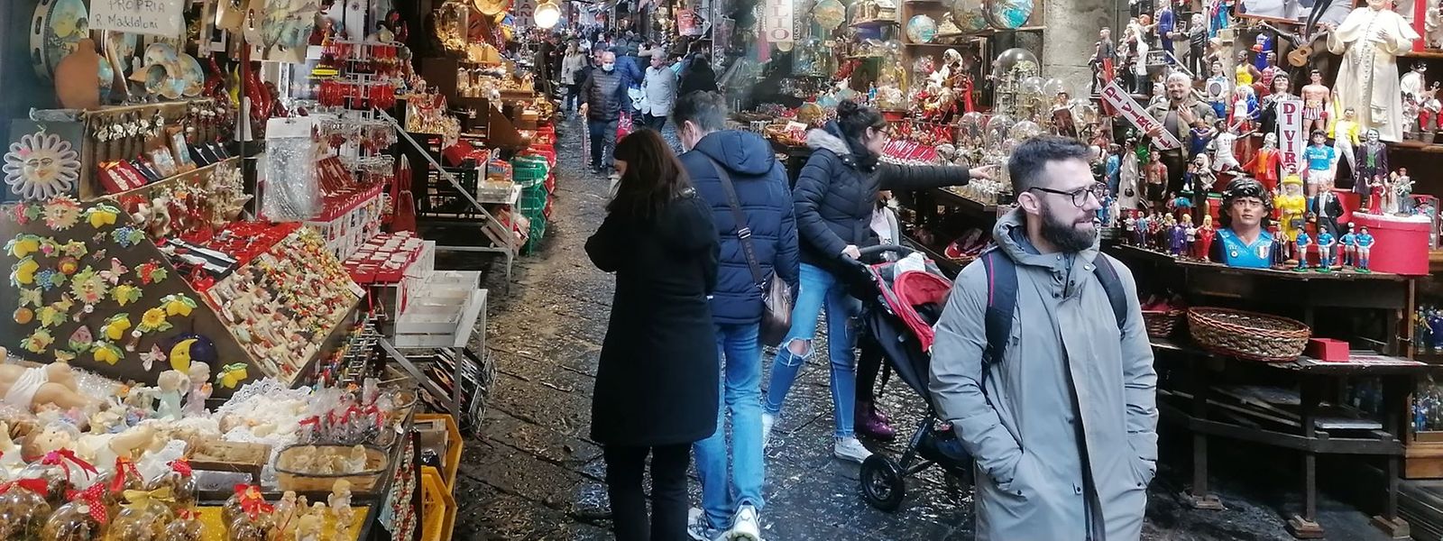 Via San Gregorio Armeno: An der berühmten Gasse der Weihnachtskrippen in Neapel wimmelt es von Engeln, Hirten, Ochsen und Eseln - und von Touristen.