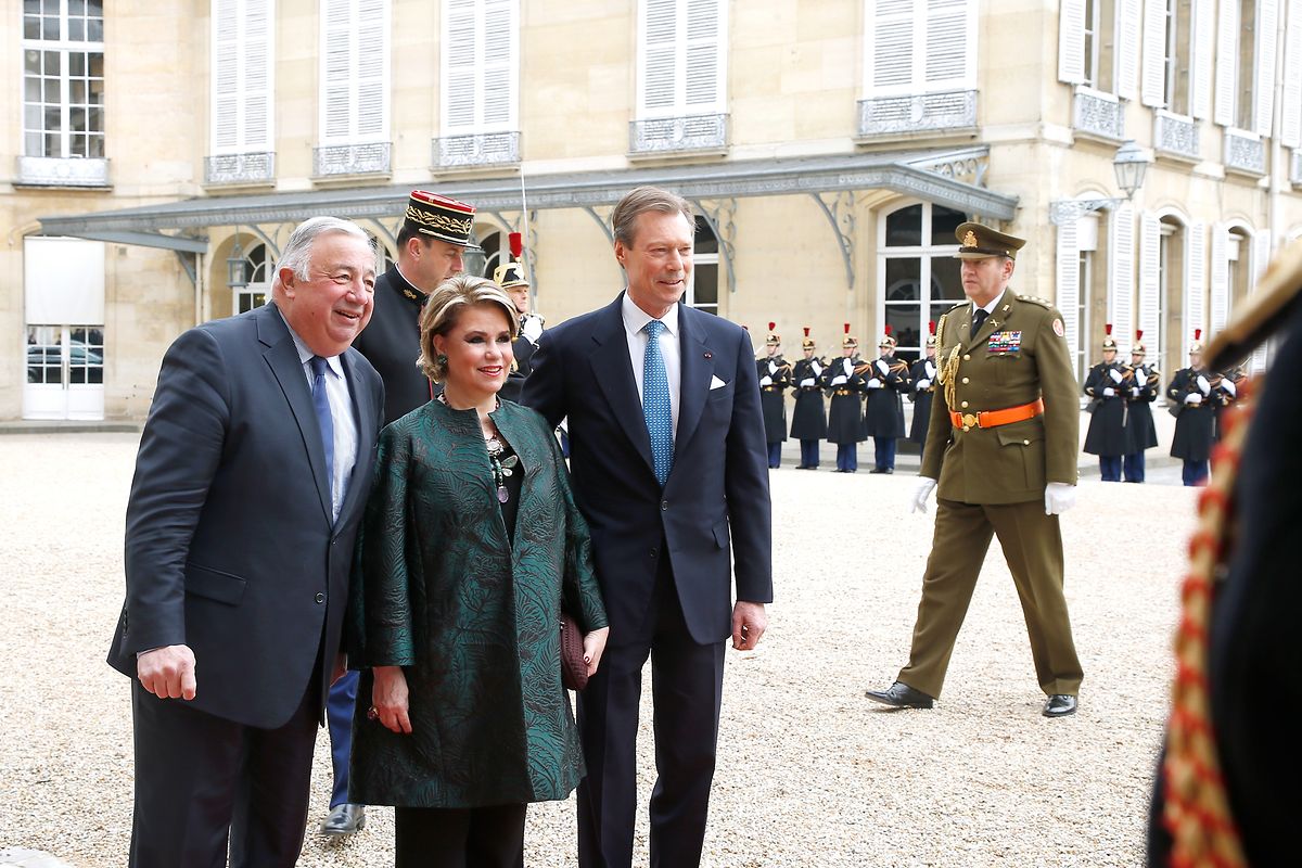 Das großherzogliche Paar stattete am frühen Dienstagmorgen dem Senat einen Besuch ab. Dort wurden sie von Präsident Gérard Larcher (r.) begrüßt.