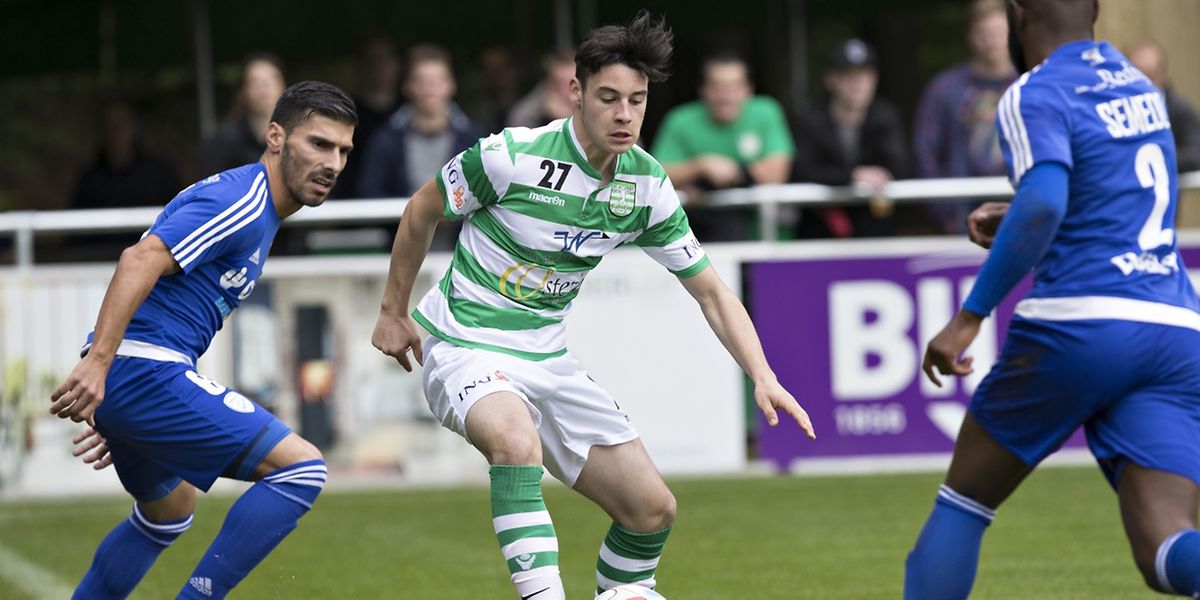 O jogador Cédric Steinmetz do Hostert (verde e branco), equipa surpresa neste início de campeonato.