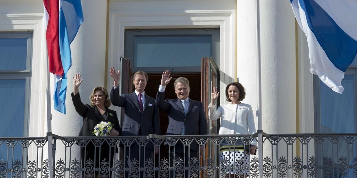 Großherzog Henri und Großherzogin Maria Teresa zusammen mit dem finnischen Präsidenten Sauli Niinistö und seiner Frau Jenni Haukio auf dem Balkon des Präsidentenpalasts.