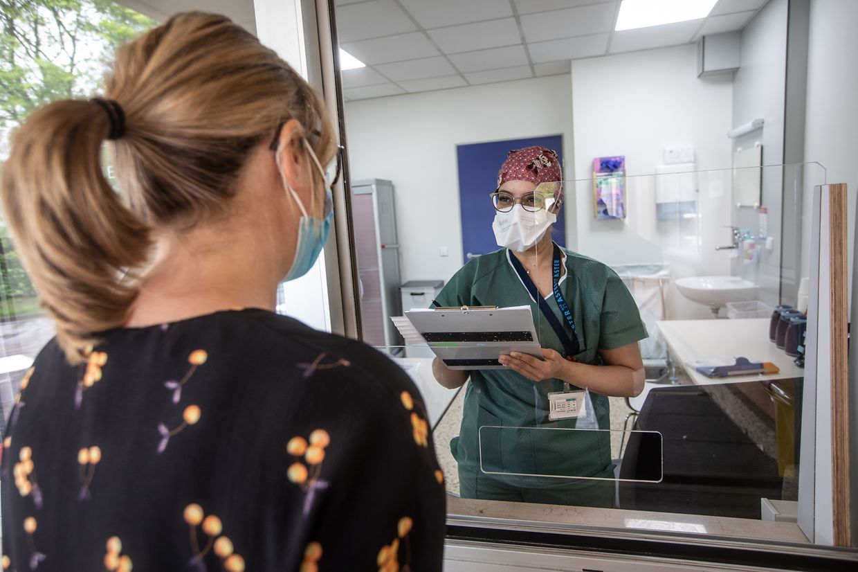 A son arrivée aux urgences, le patient doit signaler tout symptômes pouvant s'apparenter au covid (perte de goût, migraine...)