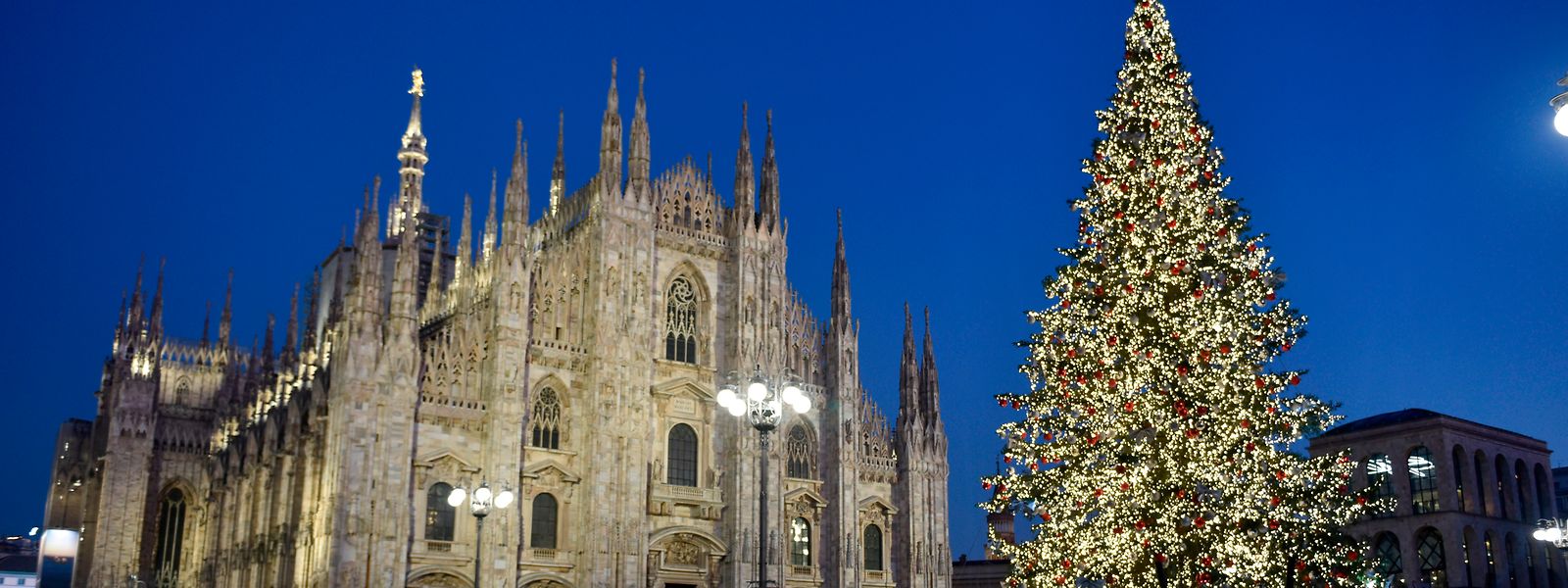 Blick auf die Piazza del Duomo mit dem Weihnachtsbaum und im Hintergrund dem Mailänder Dom. Hier soll es in der Silvesternacht massenhaft zu sexuellen Übergriffen gekommen sein.