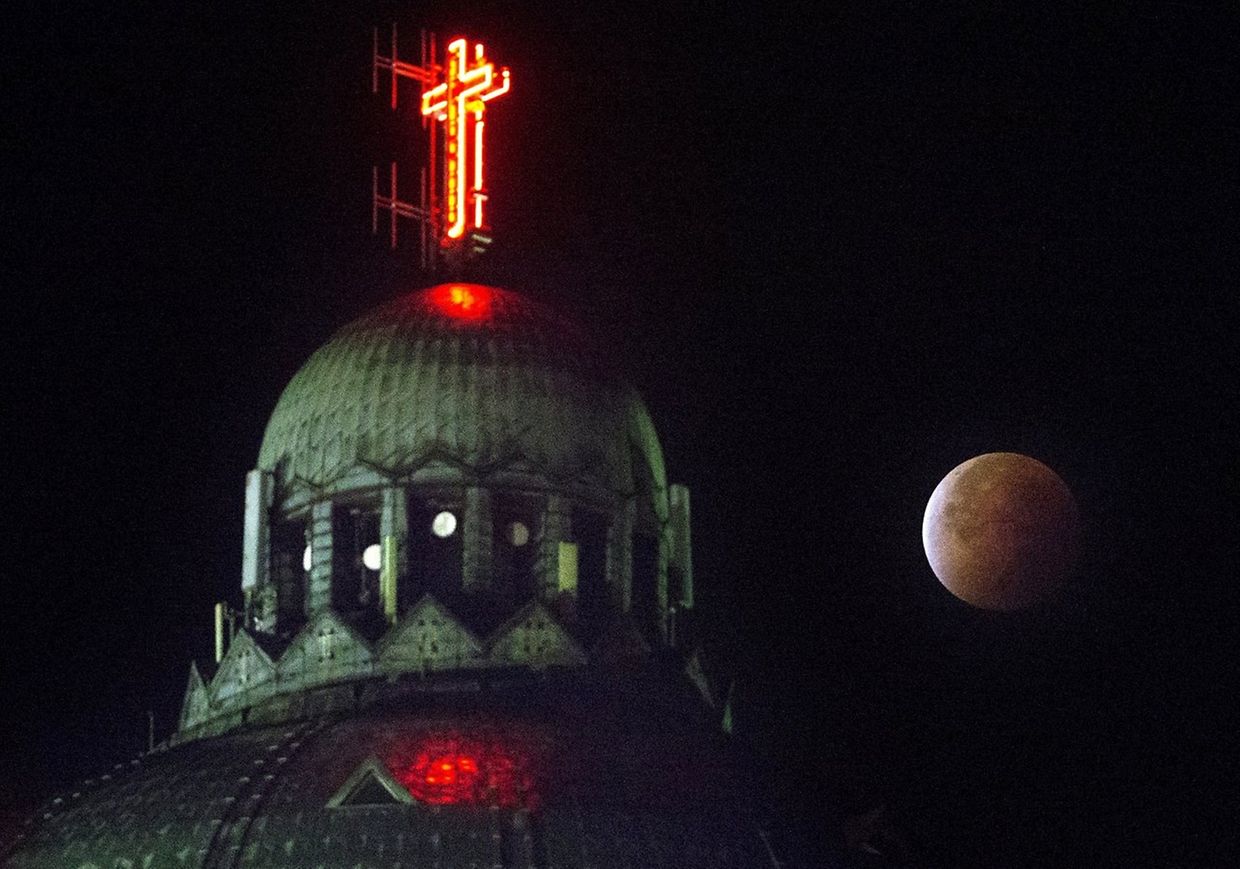 Der Mond tauchte die Koekelberg Basilica in Brüssel in ein ungewöhnliches Licht.