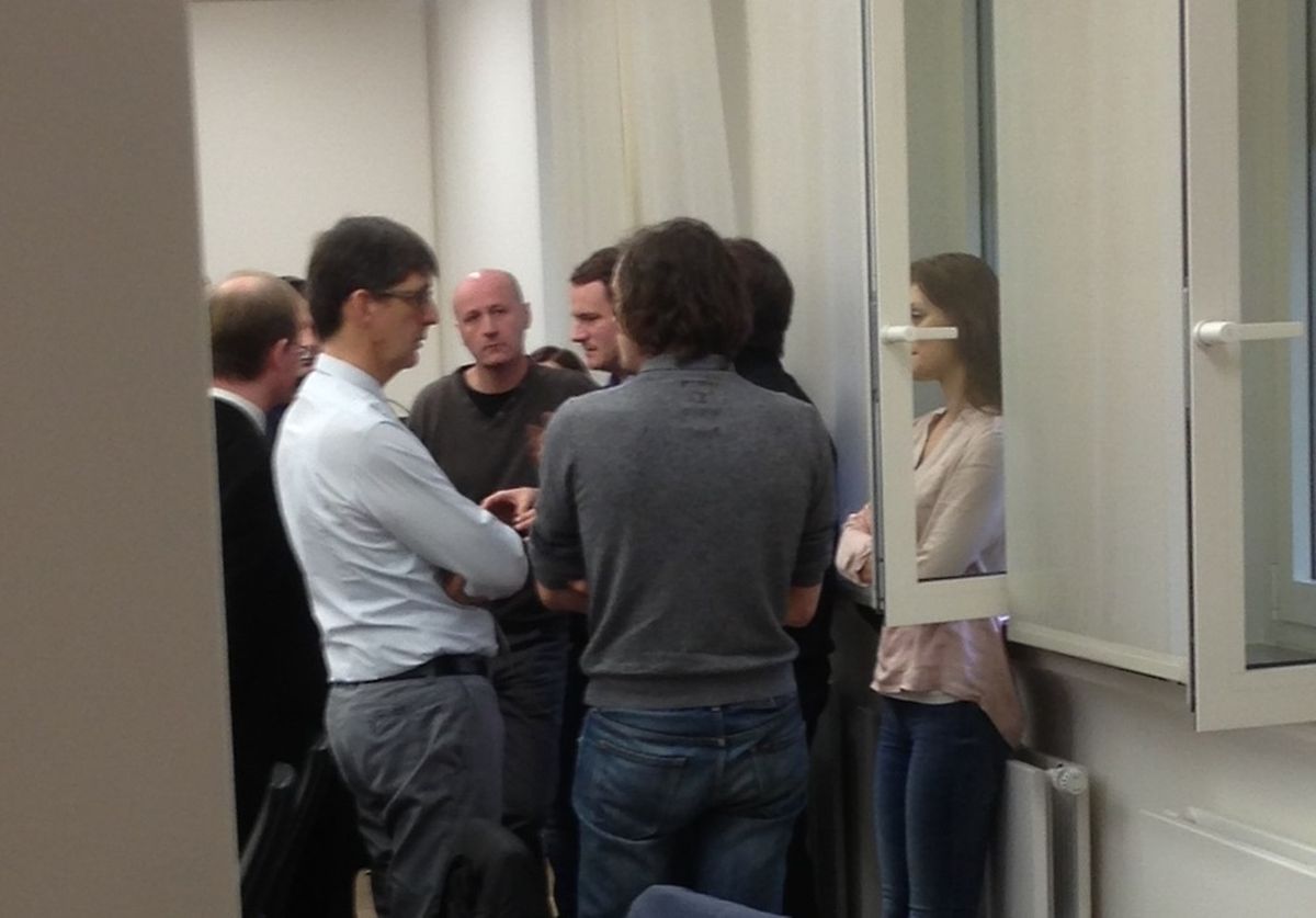 Die Lehrer beraten sich während einer Pause untereinander - seit 13.00 Uhr sitzt man erneut mit Minister Meisch am Verhandlungstisch.