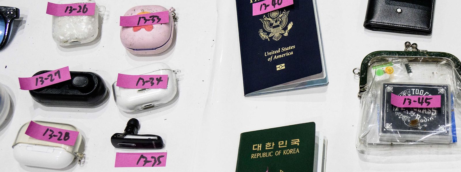 Pertences das vítimas mortais da debandada num desfile de Halloween, na capital da Coreia do Sul, no sábado passado. Até à data, 156 mortes foram confirmadas.