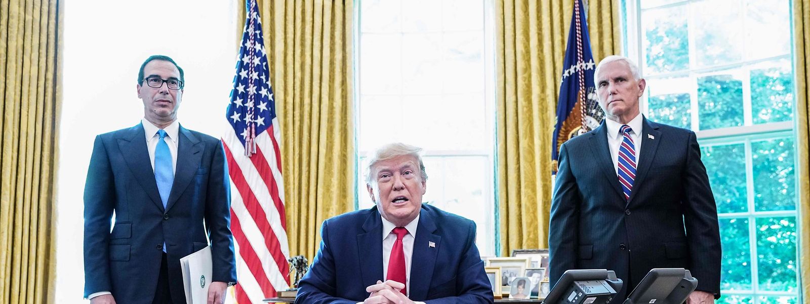 US-Präsident Donald Trump mit Vize-Präsident Mike Pence (R) und Finanzminister Steven Mnuchin vor der Verkündung der neuen Sanktionen gegen den Iran.