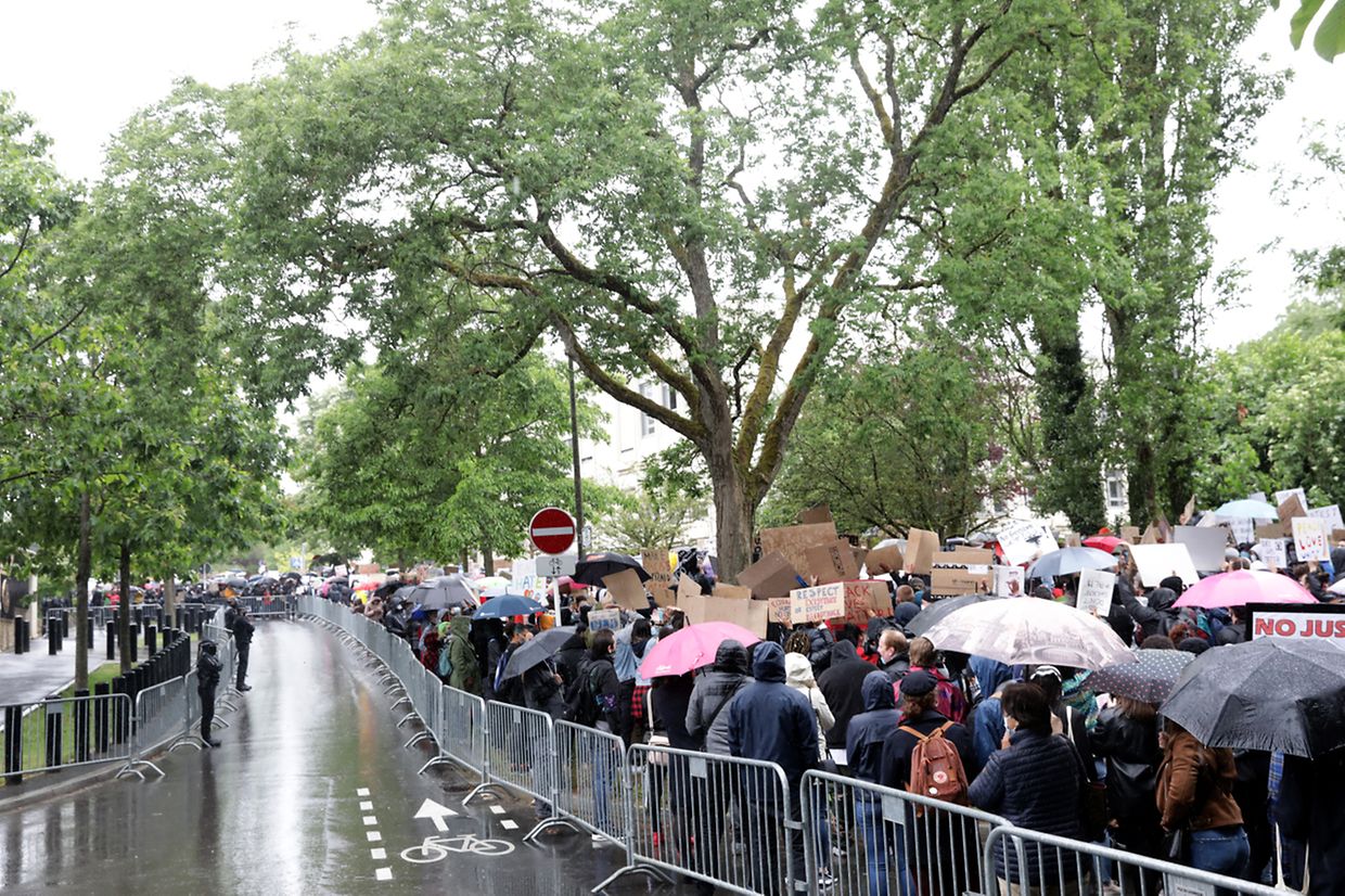 Succès de foule pour la manifestation contre le racisme qui s'est tenue ce vendredi devant l'ambassade des Etats-Unis à Luxembourg. 