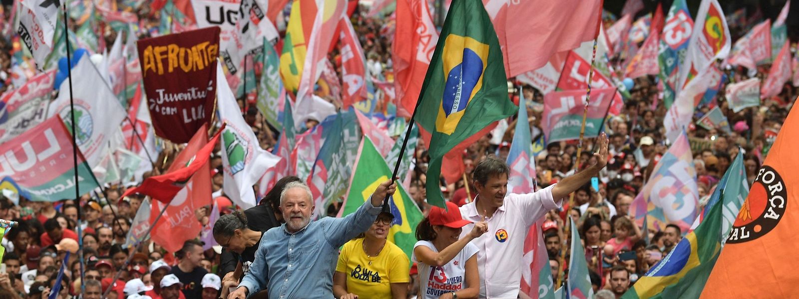Na primeira volta das eleições realizadas a 2 de outubro, Lula também era o favorito e venceu mesmo com 48,4%. 