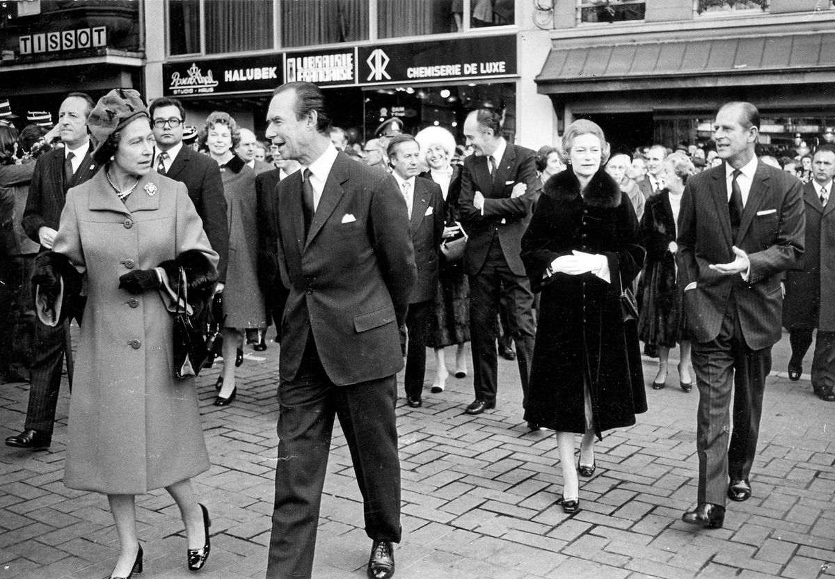 O Grão-Duque Jean e a rainha Isabel II num passeio pela Cidade do Luxemburgo no dia 9 de novembro de 1976, durante a primeira visita oficial de um chefe de Estado britânico ao Grão-Ducado. Em segundo plano vê-se a Grande-Duquesa Joséphine Charlotte e o príncipe Filipe. 