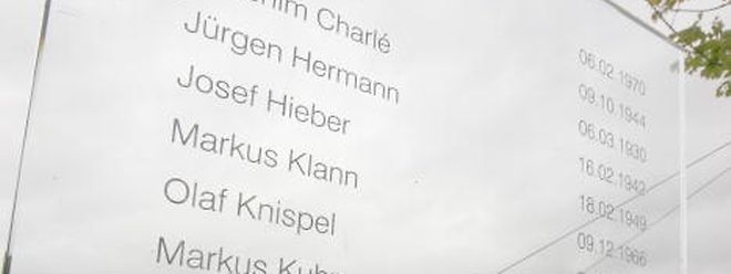 Eine Gedenktafel am Absturzort in Niederanven listet die Namen der Opfer auf. 20 Menschen kamen damals ums Leben.