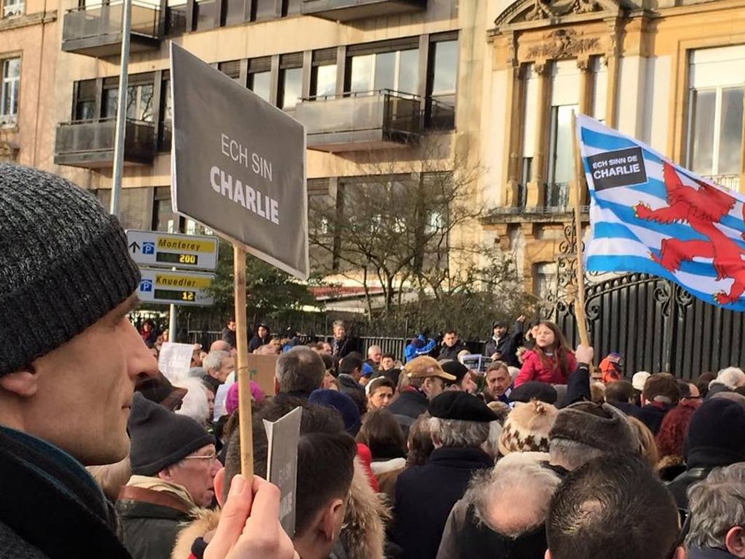 Rassemblement sur la place de la Constitution à Luxembourg-ville en hommage aux victimes des 17 personnes tuées cette semaine par trois jihadistes français.