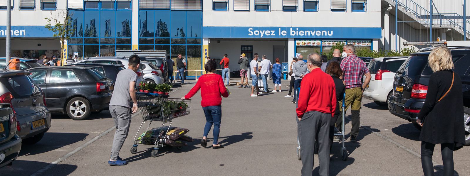 Zahlreiche Personen suchten die Baumärkte am Montag auf. 