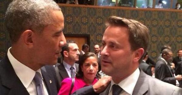 Hier Klopft Obama Bettel Auf Die Schulter 