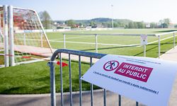 Ein Schild „Interdit au public“ - Zutritt verboten - hängt an einem Absperrgitter vor dem Fussballplatz in Feulen/ Sport, 2020 / 26.04.2020 /Sportplaetze während der Corona-Zeit / Centre sportif, Feulen /Foto: Ben Majerus