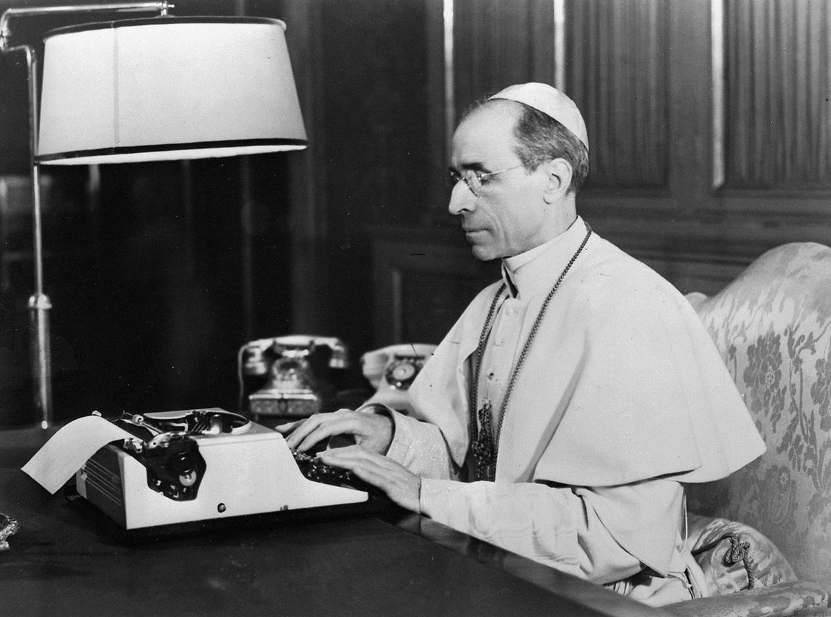 Papst Pius XII. an seinem Schreibtisch im Vatikan.