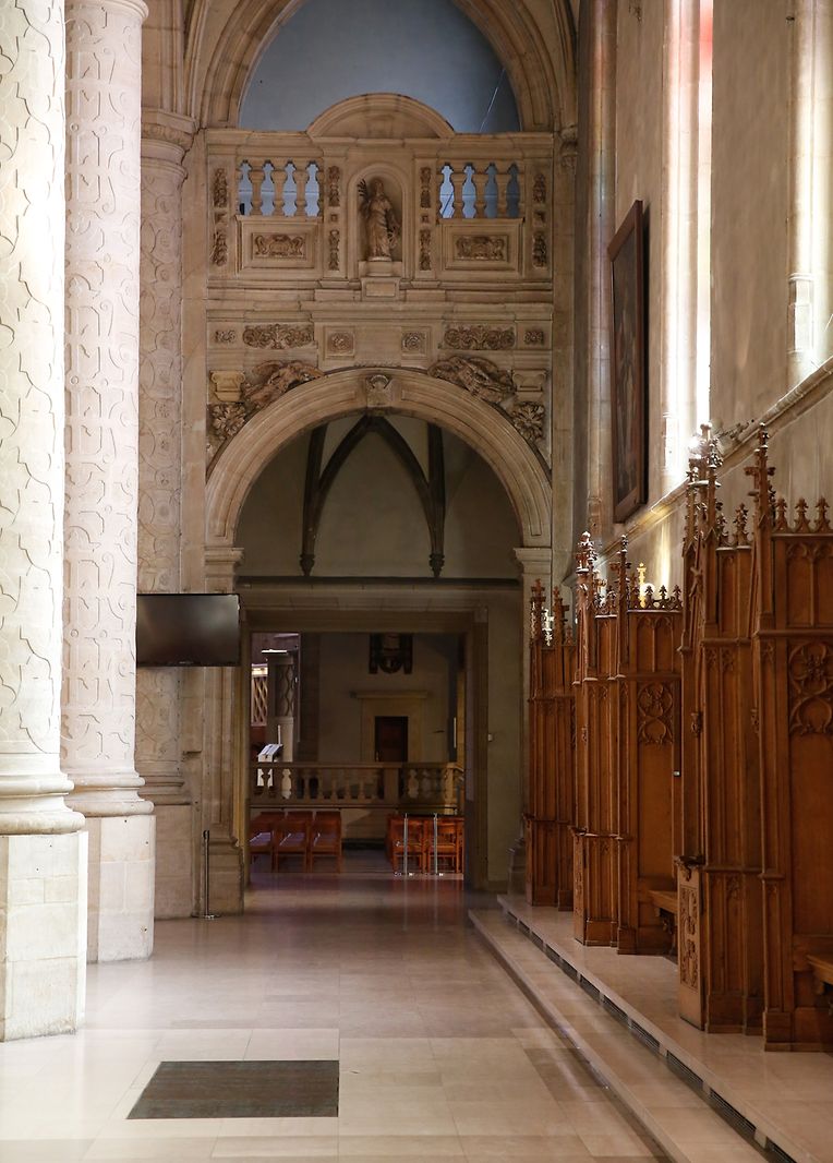 In den Bögen waren damals Kapellen. Rechts die zu Ehren des Heiligen Kreuzes, links eine zu Ehren des Gründers des Jesuitenordens Ignatius de Loyola. 