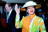Königin Margrethe liebt Mode – hier zu sehen bei einem Besuch im Europaparlament in Straßburg im Jahr 1987 – und Design. Sie wurde jüngst sogar vom Streamingdienst Netflix als Set-Designerin für die Verfilmung des Romans „Ehrengard“ verpflichtet. ⋌