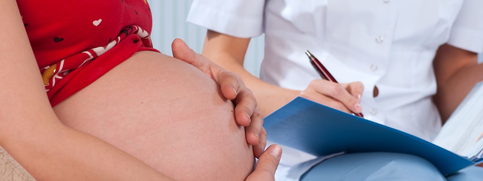 Les consultations à l'hôpital se déroulent uniquement en présence de l'intéressé. Cela s'applique également à la plupart des examens échographiques des femmes enceintes qui doivent se rendre chez le médecin sans le futur père.