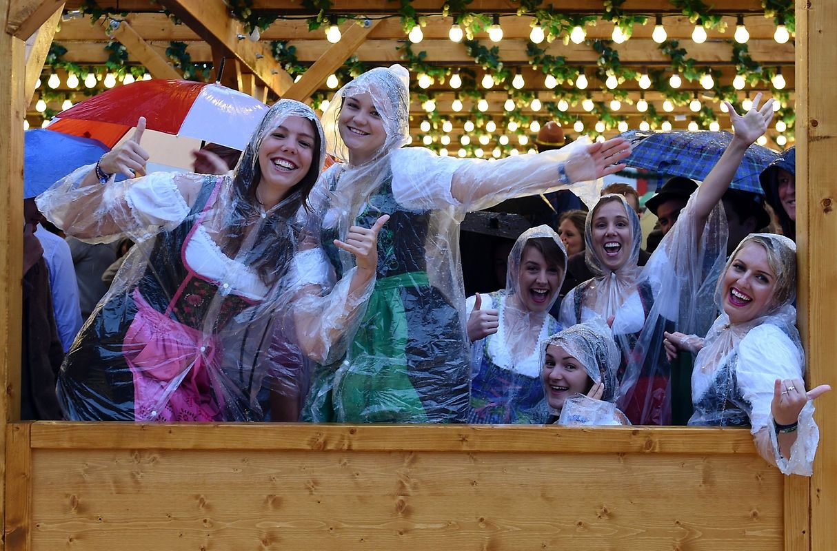 Feiern bevor es richtig los geht: Diese Mädels übten schon mal vor der offiziellen Eröffnung auf den gesicherten Plätzen.