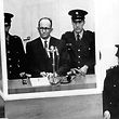 NS-Kriegsverbrecher Adolf Eichmann (2.v.l) während seiner Vernehmung am ersten Prozesstag vor dem Bezirksgericht in Jerusalem. 