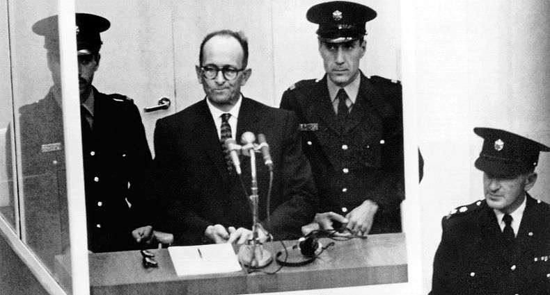 NS-Kriegsverbrecher Adolf Eichmann (2.v.l) während seiner Vernehmung am ersten Prozesstag vor dem Bezirksgericht in Jerusalem. 