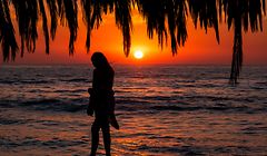 02.10.2021, USA, San Diego: Eine Frau steht unter der palmenbedeckten Hütte am Windansea Beach in La Jolla, die vom San Diego Historical Resources Board als historisches Wahrzeichen ausgewiesen wurde. Foto: K.C. Alfred/ZUMA Press Wire/dpa +++ dpa-Bildfunk +++