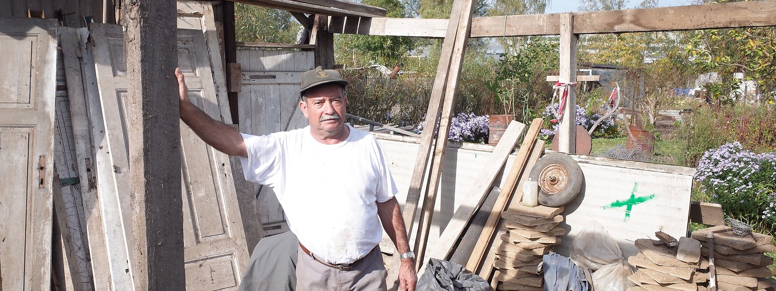 30 Jahre lang hat Armando Goncalves Carvalho eine Gartenparzelle in Elsenbrich geplfegt. Nun will er seine Gartenhütte in Differdingen neu errichten. 