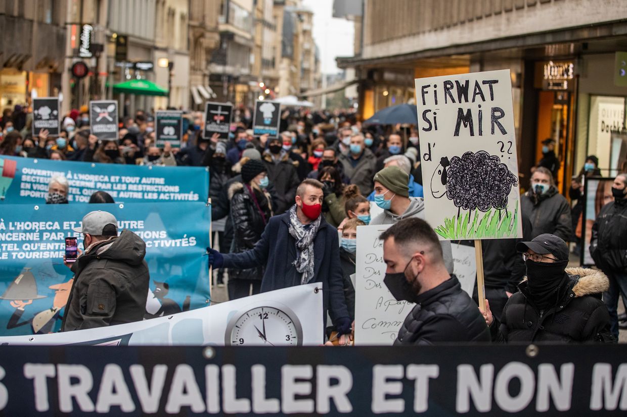 Hunderte Menschen haben sich am Samstagnachmittag während eines Protestzuges in der Hauptstadt dafür ausgesprochen, dass Cafés und Restaurants wieder öffnen dürfen.