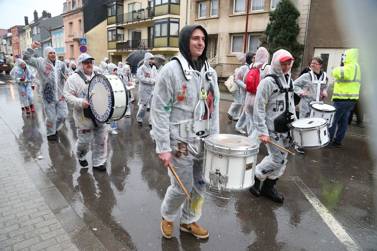 Am Sonntag sind die Karnevalisten durch die Straßen von Schifflingen gezogen. 