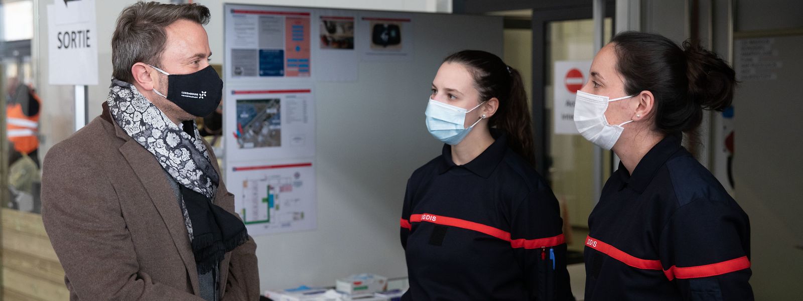 Cette semaine, le Premier ministre a multiplié les visites de terrain auprès des acteurs de lutte anti-covid. Mais pas un mot confié sur la prochaine version de la loi covid...