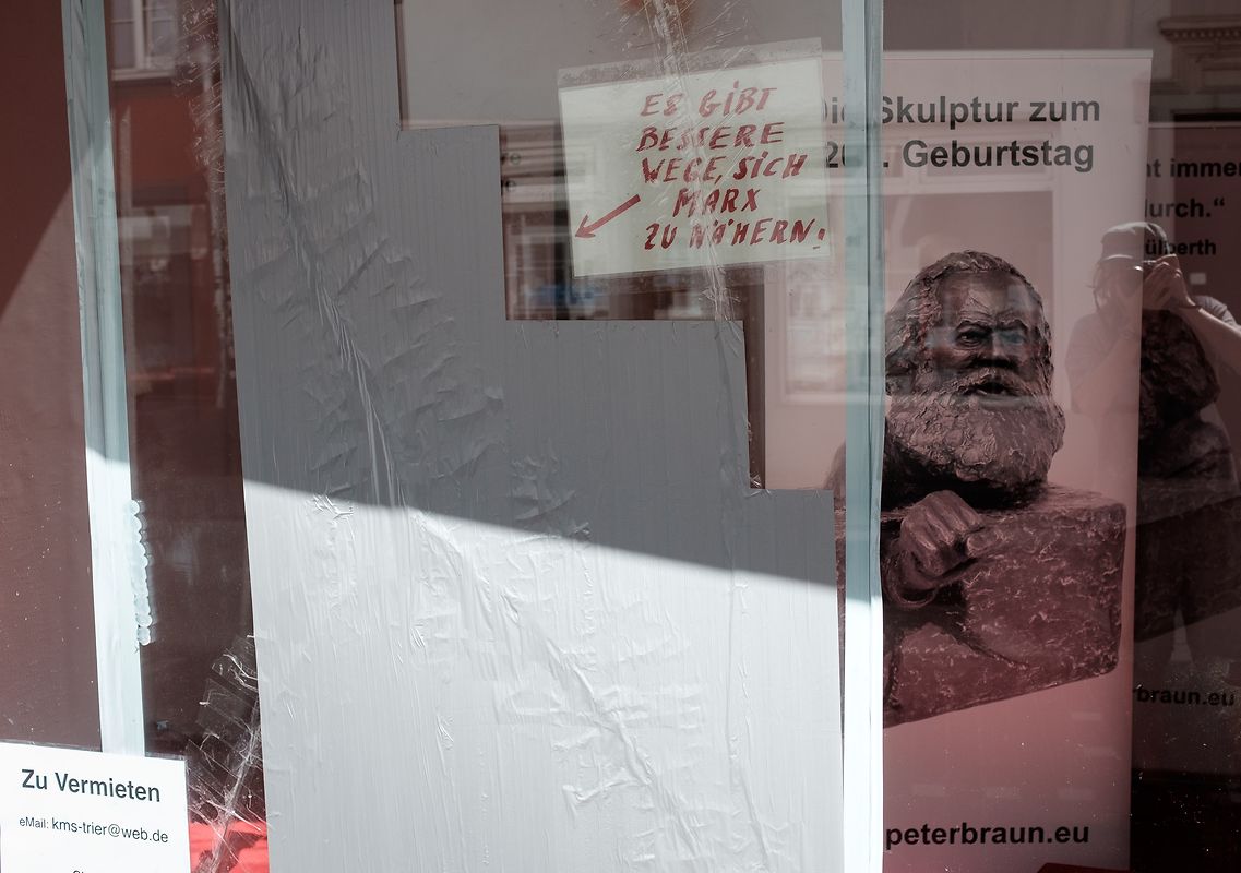 In Trier fanden am Samstag mehrere Demonstrationen statt. Die einen Teilnehmer waren für, die anderen gegen die Ehrung von Karl Marx. 