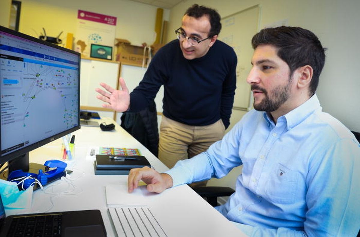 Alberto Noronha (à droite) et Adam Selamnia créent des modèles complexes du métabolisme sur ordinateur.