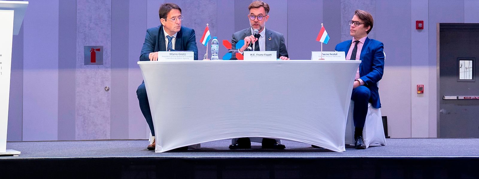 Mario Grotz, Vorsitzender des Verwaltungsausschusses der Luxemburger Raumfahrtbehörde (LSA), Wirtschaftsminister Franz Fayot und Pierre Festal von Promus Ventures.