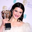10.02.2019, Großbritannien, London: Rachel Weisz («The Favourite») hält ihre Auszeichnung als beste Nebendarstellerin im Presseraum bei den 72. British Academy Film Awards in der Royal Albert Hall. Foto: Ian West/PA Wire/dpa +++ dpa-Bildfunk +++