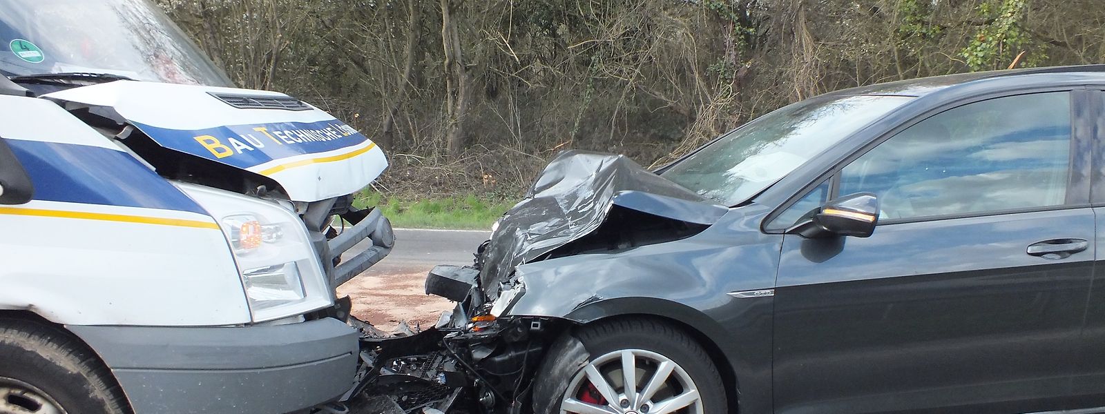 Ein Auto prallte frontal in einen Lieferwagen. Der 71-jährige Fahrer des Wagens wurde dabei schwer verletzt.