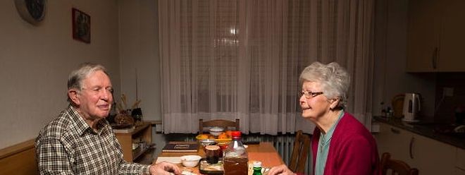 Beim Abendbrot: Die Amerikanerin Bielefeld porträtiert mit ihren Fotos wie „Wednesday: Norbert & Marie-Josée“ aus der Reihe „Weeknight Dinners“ sehr private Momente.