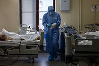 Un trabajador de la salud trata a los pacientes en un hospital.