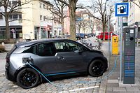 ARCHIV - 26.03.2020, Bayern, Forstinning: Ein Elektroauto (BMW i3) wird an einer Ladesäule geladen. Unter den großen deutschen Städten fahren die Einwohner von Stuttgart, Münster, Bielefeld und München besonders häufig mit Elektroautos. (zu dpa: «Private Elektroautos: Stuttgart, Münster und Bielefeld vorne») Foto: Sven Hoppe/dpa +++ dpa-Bildfunk +++