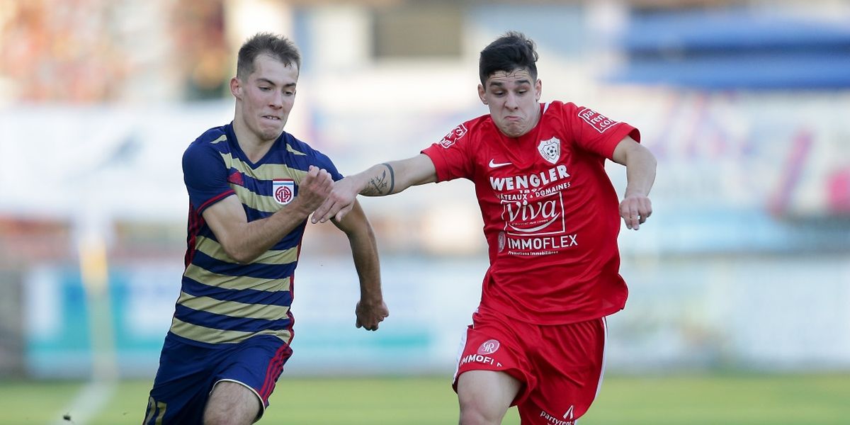 Romain Pierrard, ici à la lutte avec Fabian Fisch, a réalisé une belle prestation. Celui qui devait débuter sur le banc a déposé la balle sur le crâne de Hadji pour l'égalisation du Fola.