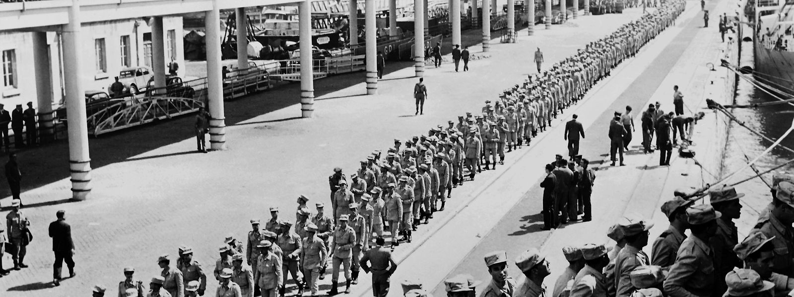 Le port de Lisbonne en mai 1961: des soldats portugais embarquent pour l'Angola. L’idéologie colonialiste lusitanienne est une arme de domination qui atteint son apogée et sa chute avec les guerres coloniales à partir de 1961 et les tentatives du dictateur Salazar de sauver l’empire.
