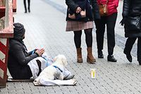 Um mendigo a pedir esmola nas ruas da capital.