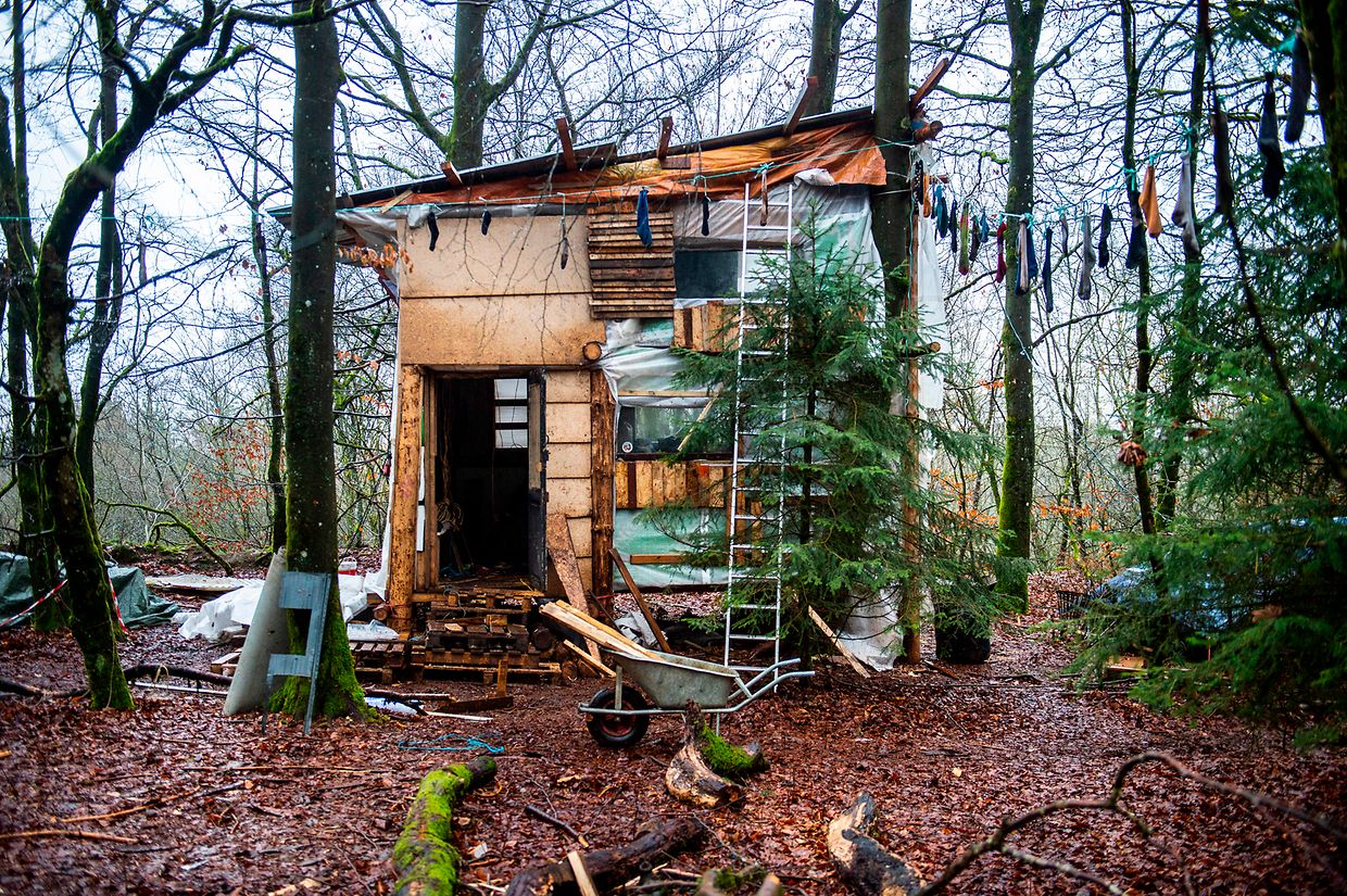 La Chaussette, seule zone non-mixte de la ZAD, tient son nom du fait que les femmes autorisées à entrer doivent impérativement enlever leurs chaussures pleines de boue.