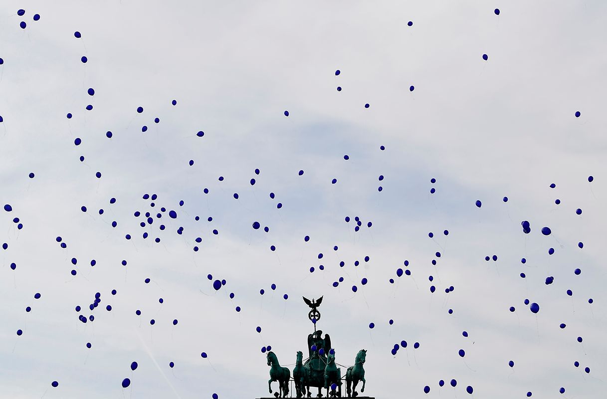 Auch in Berlin wurde die EU gefeiert - wie hier mit Hunderten Luftballons über dem Brandenburger Tor.